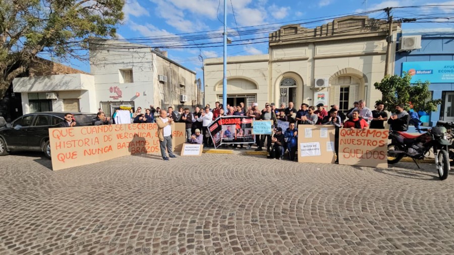 Los trabajadores entregaron un petitorio a los responsables de la Delegaci&oacute;n Rafaela de la cartera laboral de la Provincia. (FOTO D. CAMUSSO)