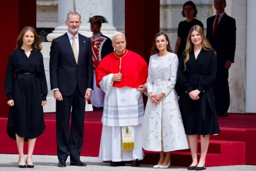 El Papa rodeado por el Rey y la Reina y las Infantas.