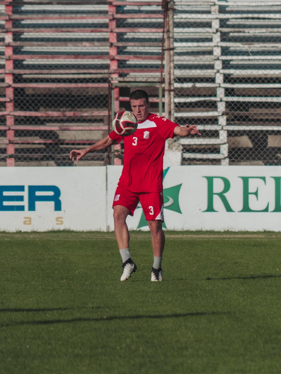 REFERENTE. Sebasti&aacute;n Acu&ntilde;a, ahora jugando de lateral derecho.