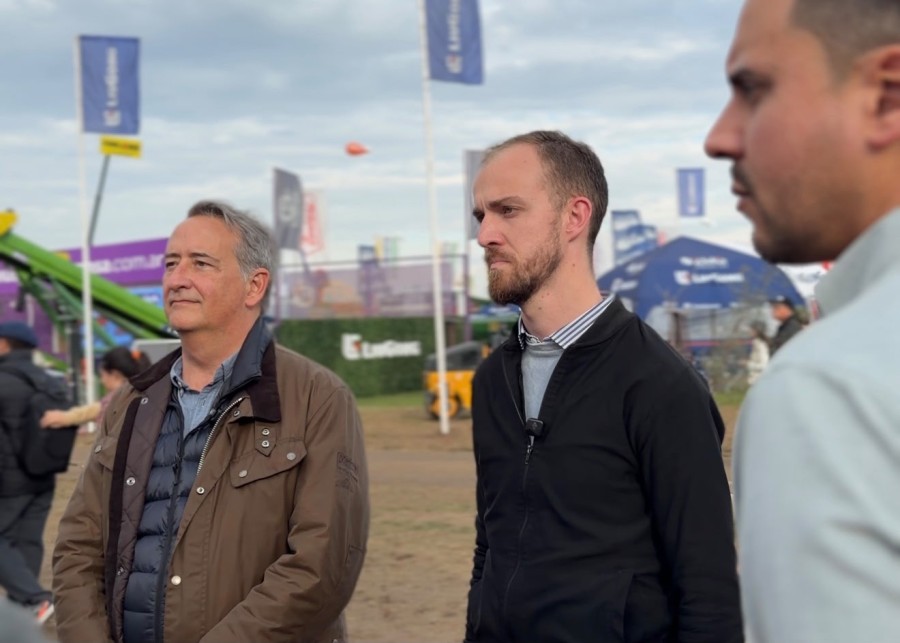El diputado nacional Nicol&aacute;s Mayoraz junto al referente de La Libertad Avanza de Rafaela, Bryan Mayer.