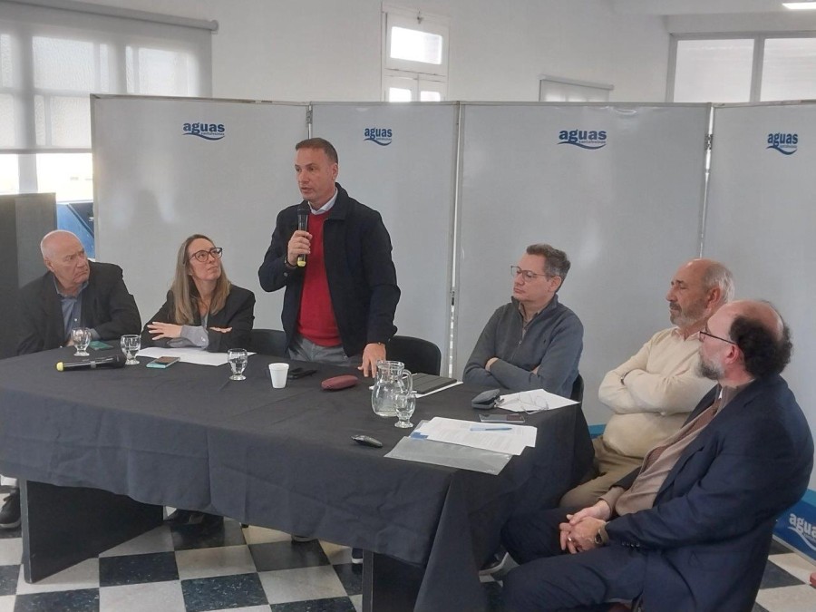 El ministro de Obras P&uacute;blicas, Lisandro Enrico, durante la asamblea de ASSA.