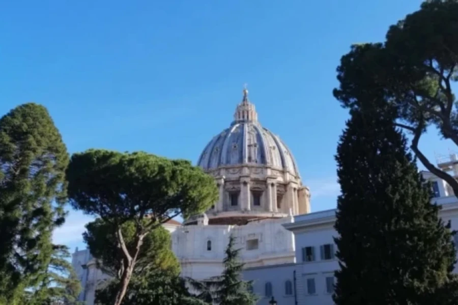 La c&uacute;pula de la Bas&iacute;lica de San Pedro vista desde los Jardines Vaticanos.