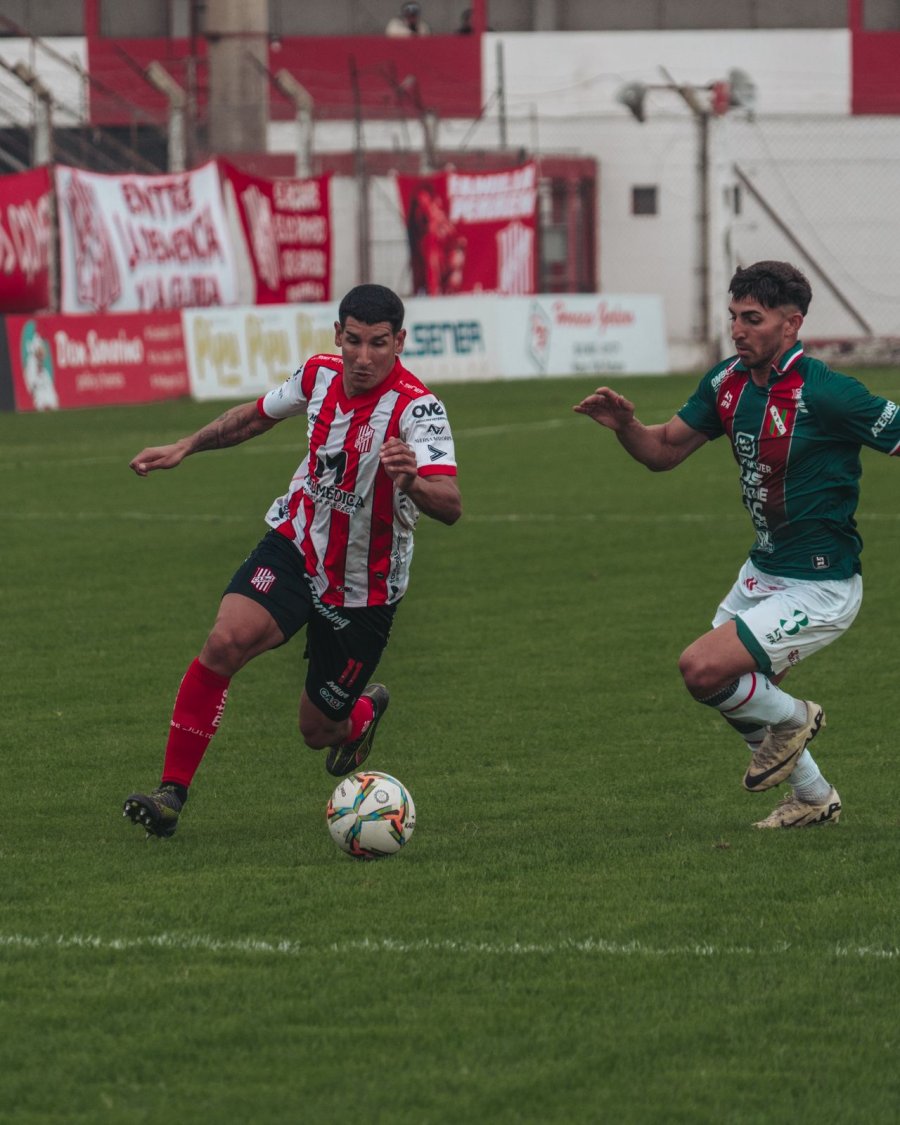 Larrea encarando por derecha (foto prensa 9 de Julio).