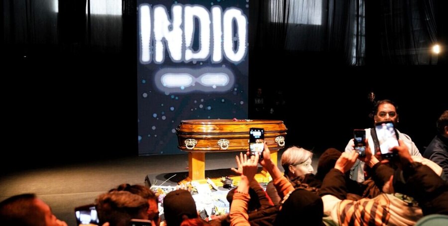ULTIMA MISA RICOTERA. miles de personas siguen llegando al velorio para darle el &uacute;ltimo adi&oacute;s al Indio Solari.