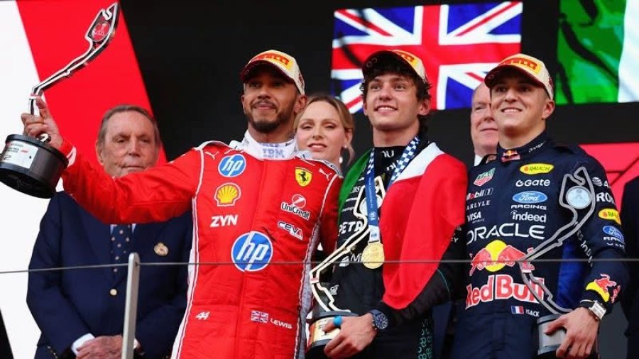 Hamilton, Antonelli y Hadjar en el podio del Gran Premio de M&oacute;naco.