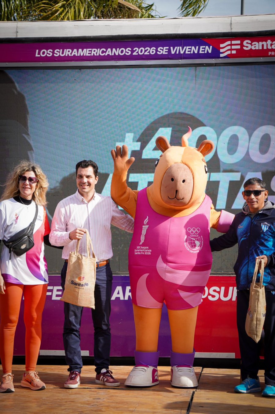 Mauro Gilabert junto a Capi, la mascota de los juegos.