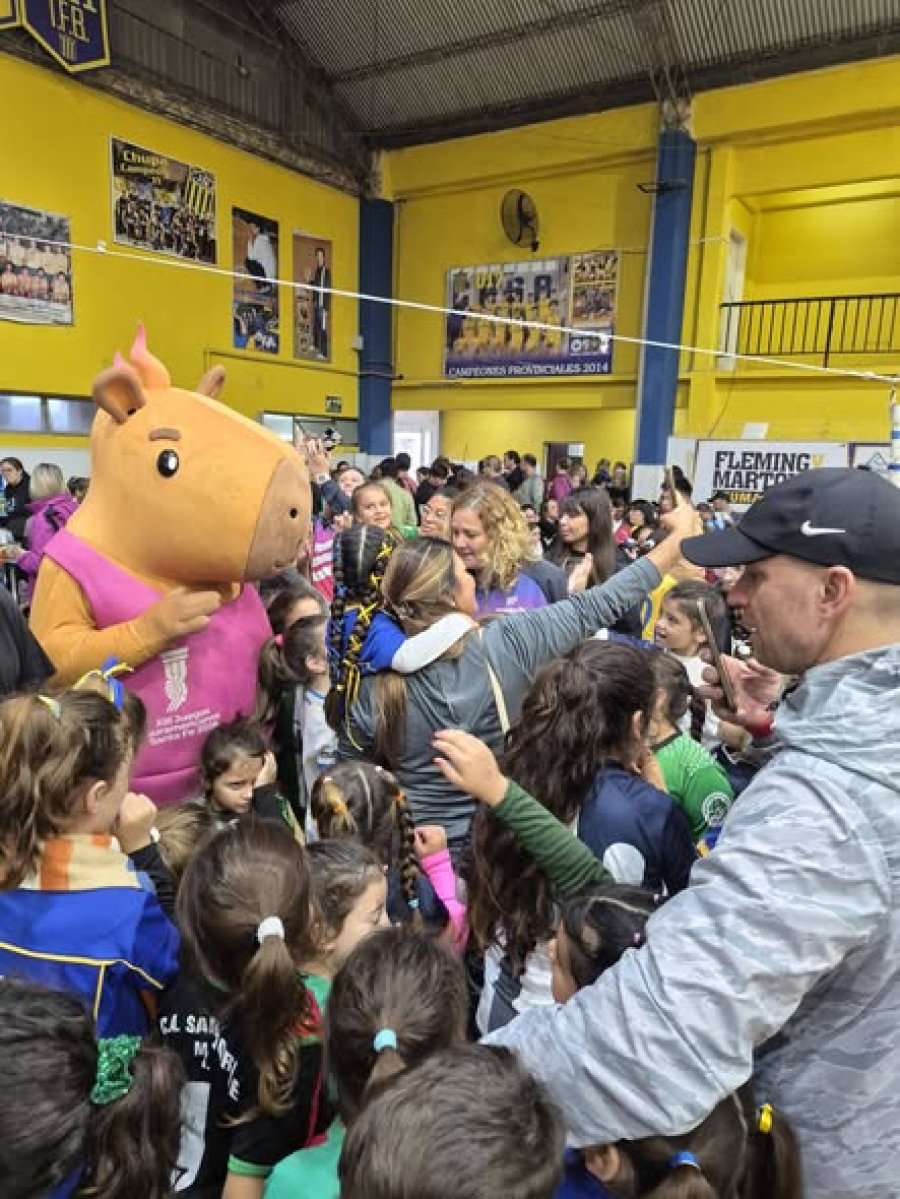 La mascota tuvo una cálida recepción entre los pequeños.