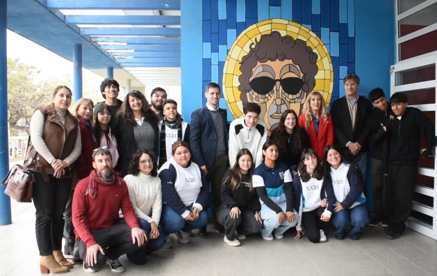 En el ingreso a la Escuela se descubri&oacute; una imagen que recuerda al cantante Luis Alberto Spinetta.