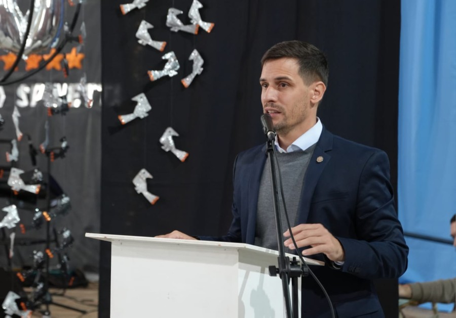El intendente Leonardo Viotti destac&oacute; la importancia de la educaci&oacute;n durante su mensaje en el acto del 10&deg; aniversario de la Escuela Spinetta. (FOTO PRENSA MUNICIPAL)