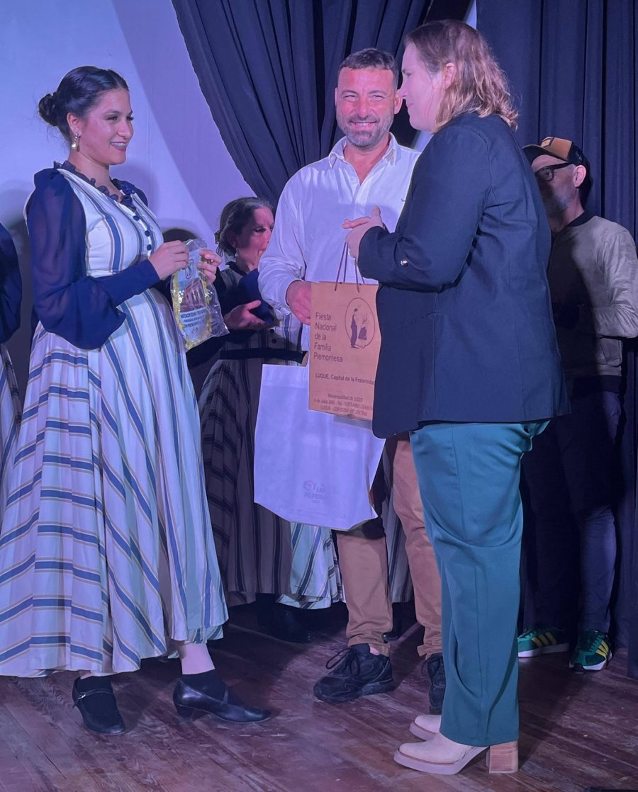 Verónica Gallo, Andrés Merlo y una integrante del Ballet.