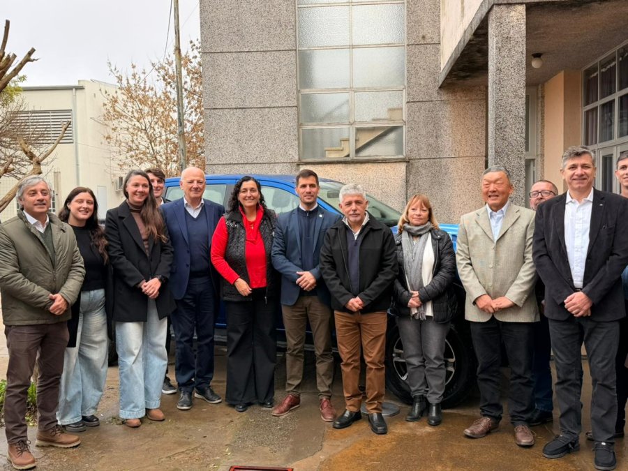 ACOMPA&Ntilde;AMIENTO. El intendente junto a funcionarios locales y provinciales durante el acto de entrega de la camioneta en la instituci&oacute;n rafaelina.