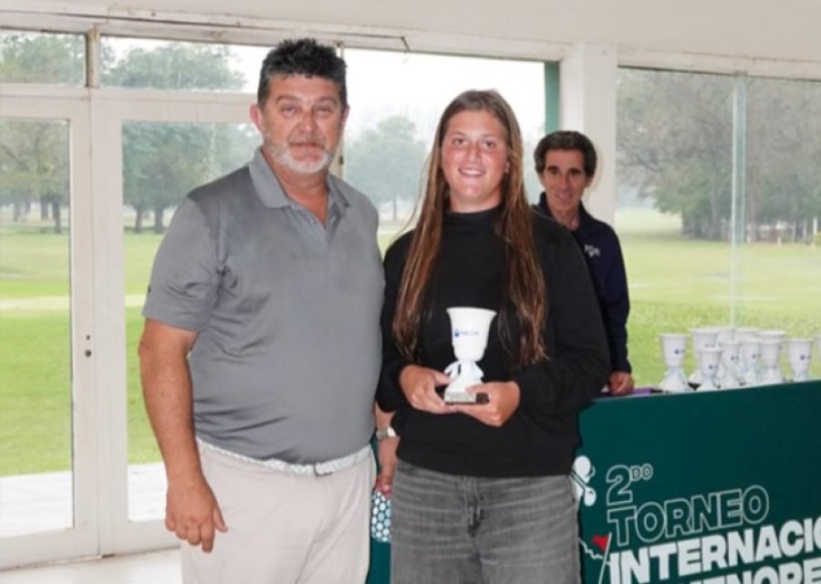 PREMIACION. La golfista rafaelina con su trofeo.