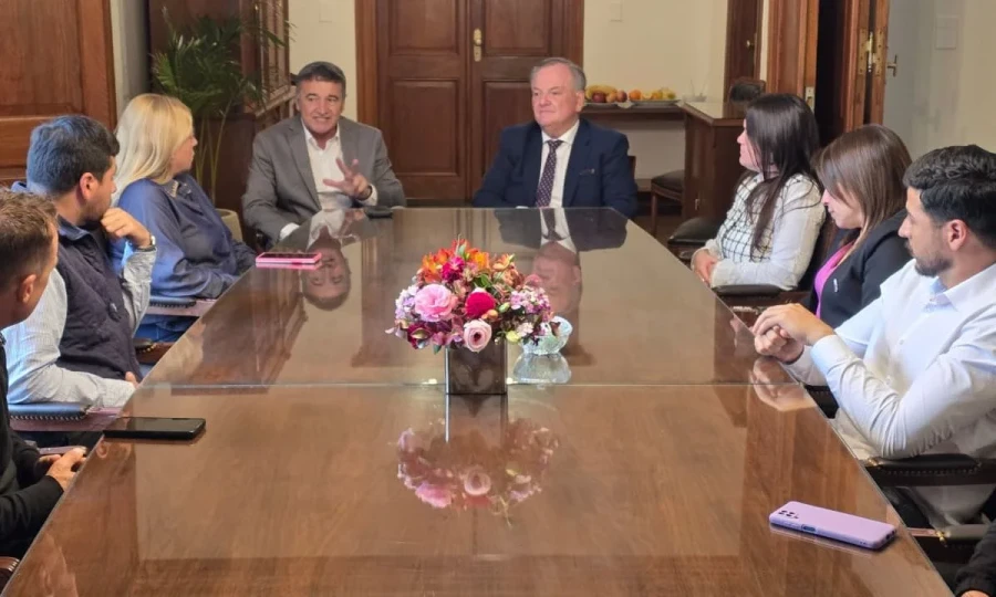 Mandatarios y legisladores durante el encuentro.