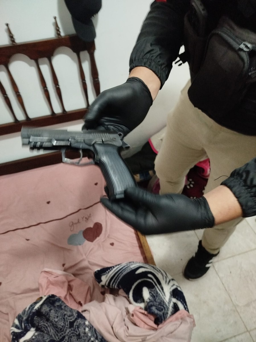 Una de las armas secuestradas durante los distintos allanamientos.