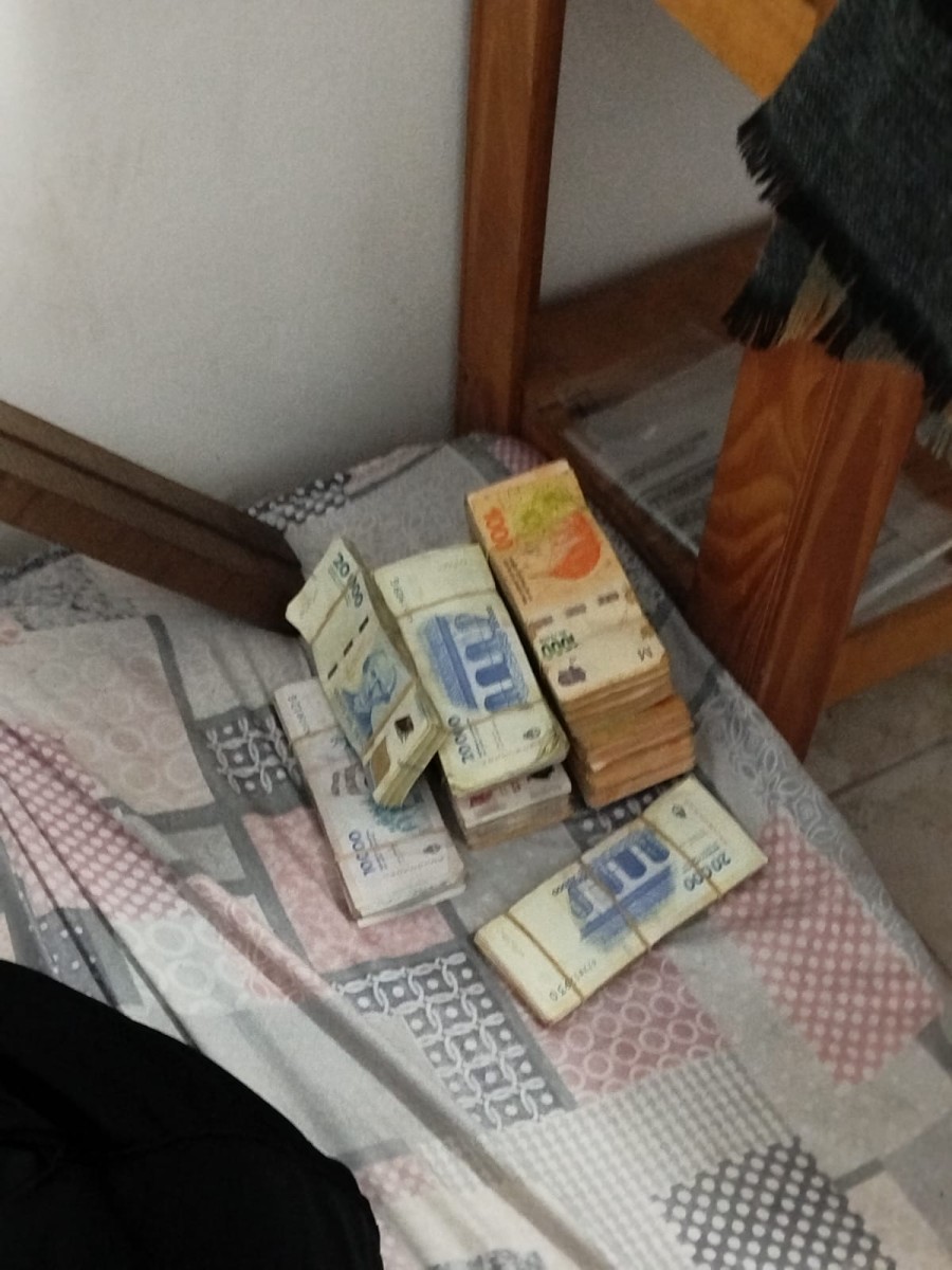 Parte del dinero incautado en los operativos realizados este mi&eacute;rcoles en distintos inmuebles de Rafaela.