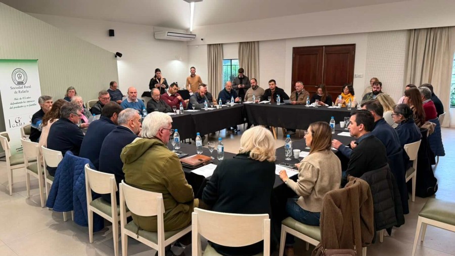 Representantes institucionales durante la reuni&oacute;n en la Sociedad Rural de Rafaela este mi&eacute;rcoles por la ma&ntilde;ana. (FOTO PRENSA SRR)