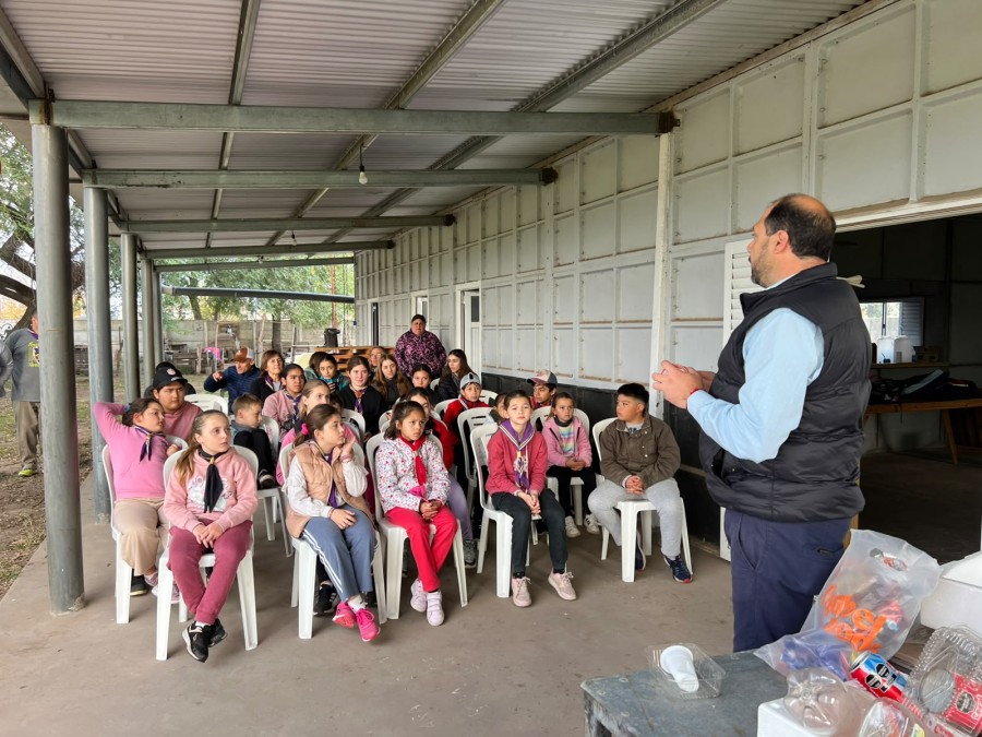 Jos&eacute; Barbero en su encuentro con el grupo de scouts.