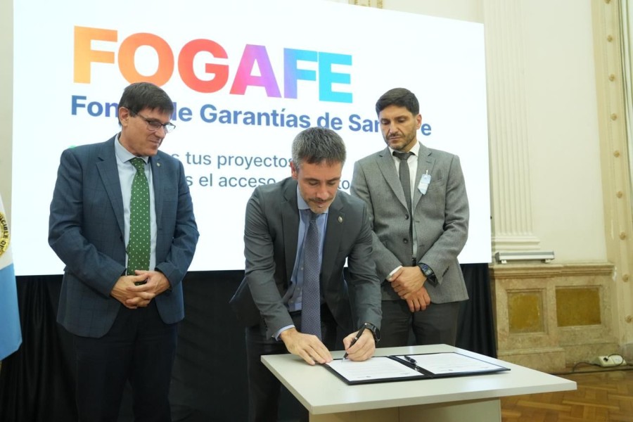El ministro de Educaci&oacute;n, Jos&eacute; Goity, el director del CFI, Ignacio Lamothe y el gobernador de Santa Fe, Maximiliano Pullaro. (FOTO SCS)