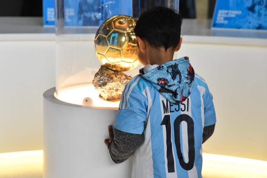 EXPOSICION. Tambi&eacute;n se exhibir&aacute;n objetos personales de Messi como el bal&oacute;n de oro, el bot&iacute;n de oro y camisetas usadas en finales de Qatar 2022 y Brasil 2021. La entrada ser&aacute; libre y gratuita.