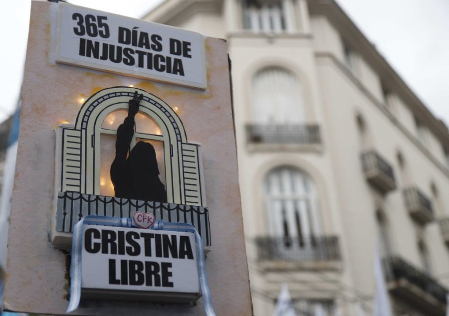 CONDENADA. Militantes y seguidores de Cristina Kirchner piden &ldquo;la liberaci&oacute;n&rdquo; de la ex mandataria.