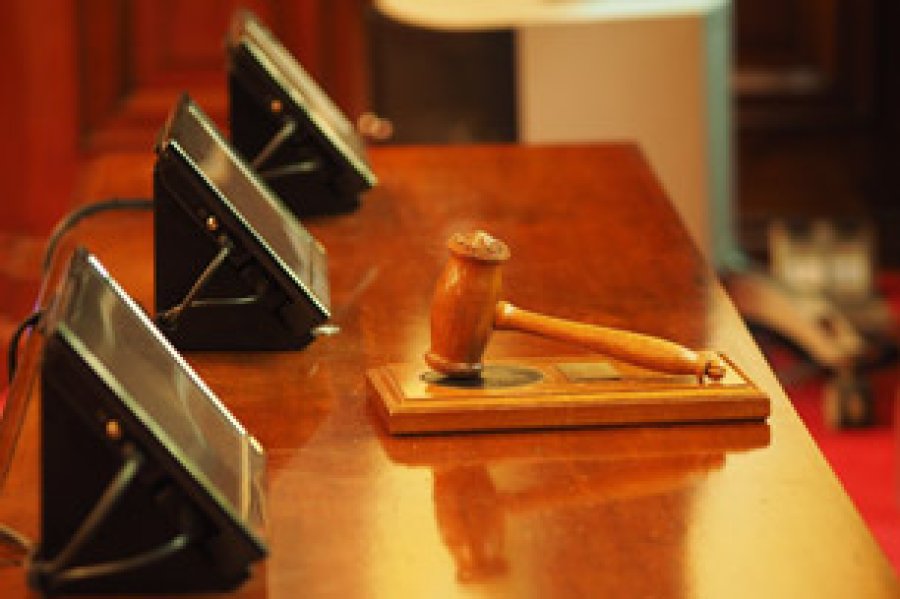 El funcionario judicial es un profesional de derecho calificado, perteneciente a una subdivisi&oacute;n de la Administraci&oacute;n de Justicia de una naci&oacute;n.