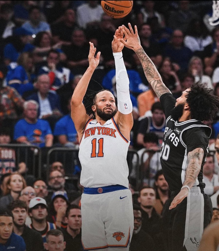 REFERENTE. Jalen Brunson intentando anotar para los Knicks.