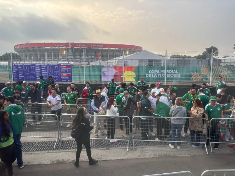 Miles de aficionados ya esperan la apertura de puertas al Estadio Ciudad de M&eacute;xico, para presenciar le juego inaugural de la Copa del Mundo 2026.
