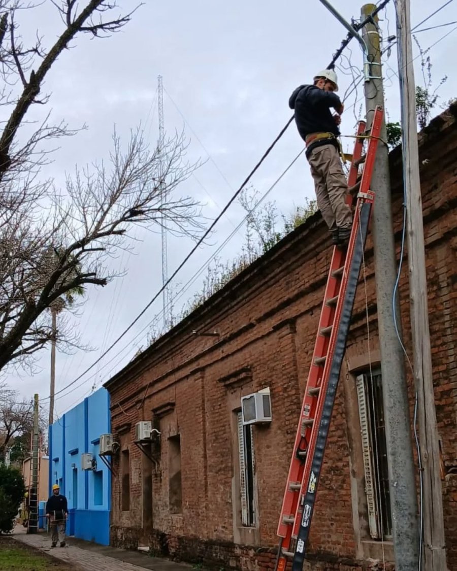 Operarios trabajando en la instalaci&oacute;n del servicio.