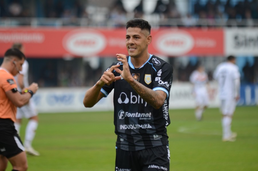 MAURO QUIROGA CELEBRA EL GOL PARA LA CREMA