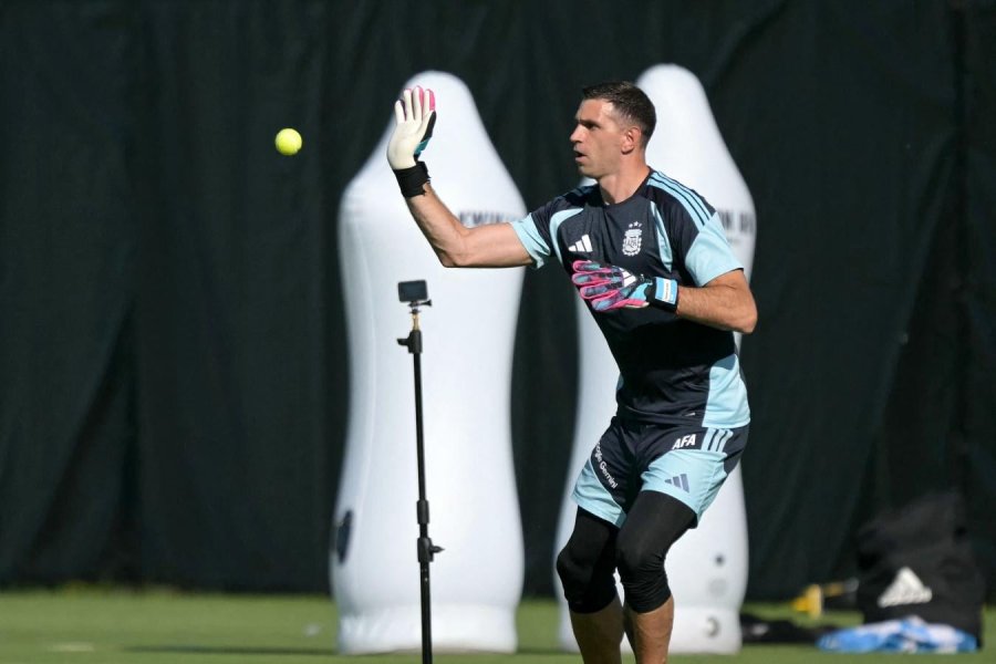 La Selecci&oacute;n Argentina se entrena en Kansas y Dibu Mart&iacute;nez trabaja por primera vez con guantes
