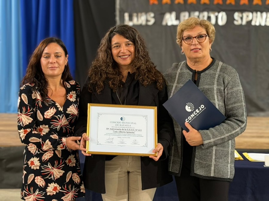 Las concejales Valeria Soltermam y Mabel Fossatti junto a Silvina Vadal&aacute;, la directora de la Escuela Spinetta. (FOTO PRENSA CONCEJO)