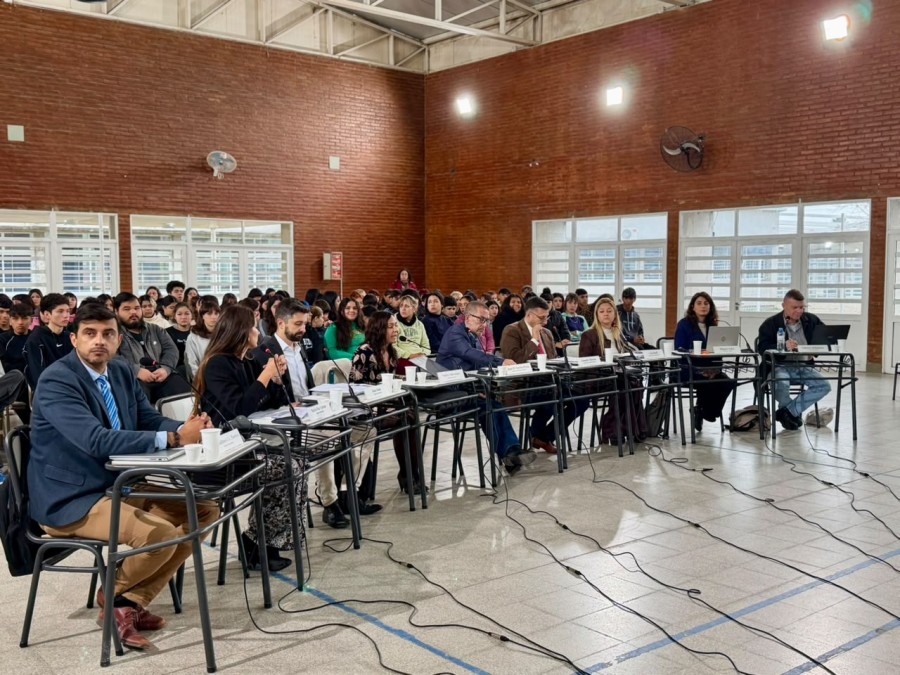 Los concejales rafaelinos durante la sesi&oacute;n en el sal&oacute;n de actos de la Escuela Luis A. Spinetta. (FOTO PRENSA CONCEJO)