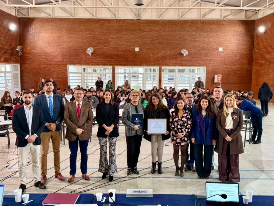 Los concejales al entregar a la directora Silvina Vadal&aacute; el proyecto que declara de Inter&eacute;s Municipal el 10&deg; aniversario de la Escuela.