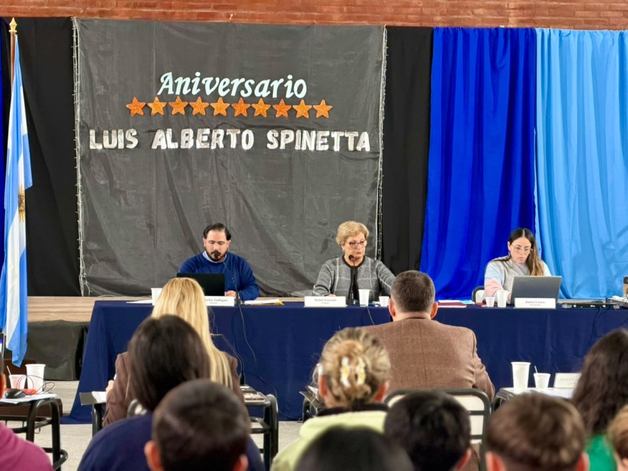La presidente del Concejo, Mabel Fossatti, encabez&oacute; la sesi&oacute;n en la Escuela Spinetta, acompa&ntilde;ada por el secretario legislativo, Federico Audagna y la prosecretaria, Janise Lamas.