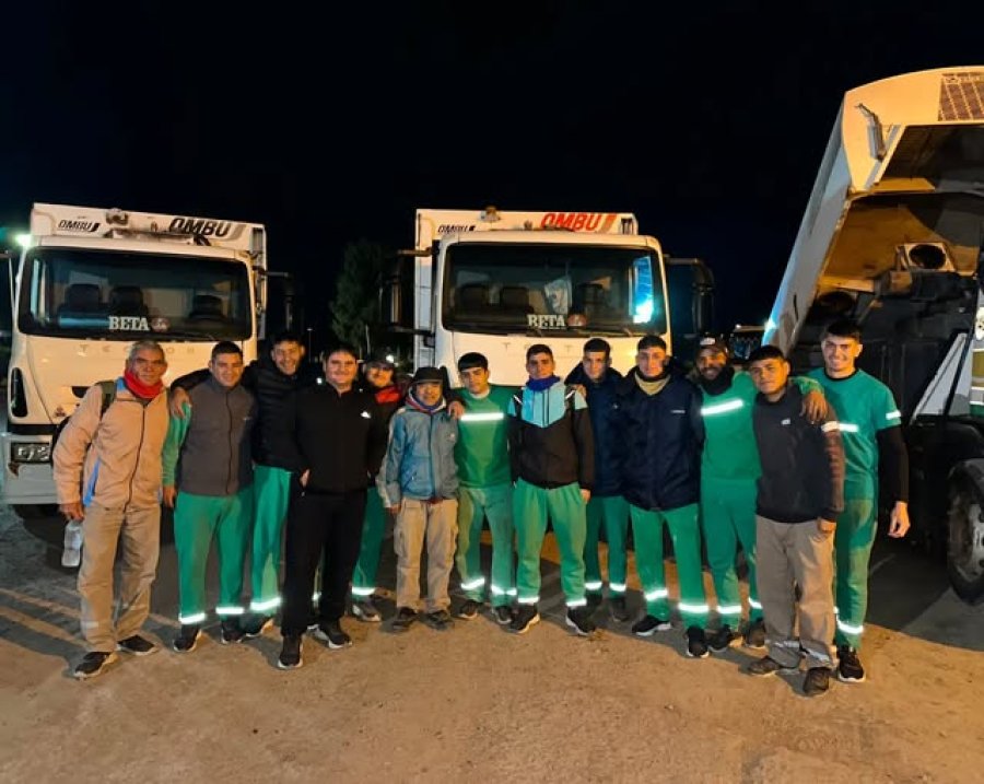 El grupo de empleados municipales que brinda el servicio de recolecci&oacute;n.
