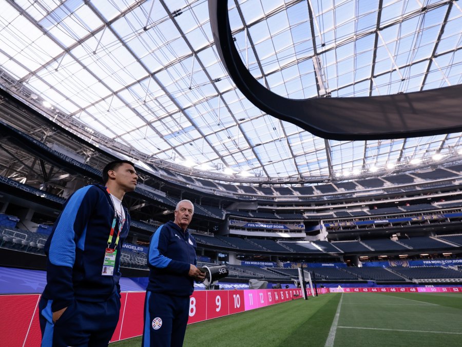 EN LOS ANGELES. El jugador Diego G&oacute;mez con Gustavo Alfaro.