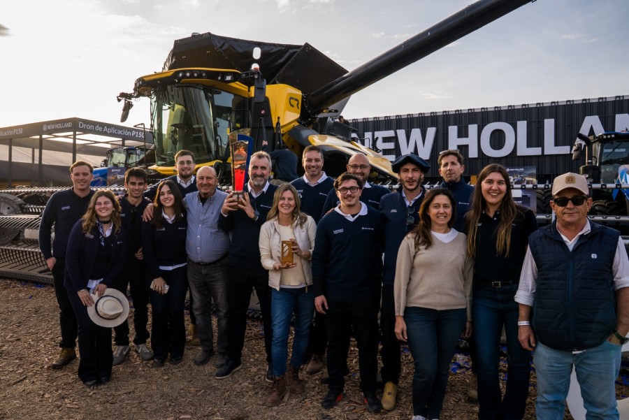 El fundador de Grosso Tractores, Engelberto Grosso, la directora de la empresa, Laura Grosso y el Gerente General, Javier Comba, junto al equipo de colaboradores con el premio en Agroactiva.