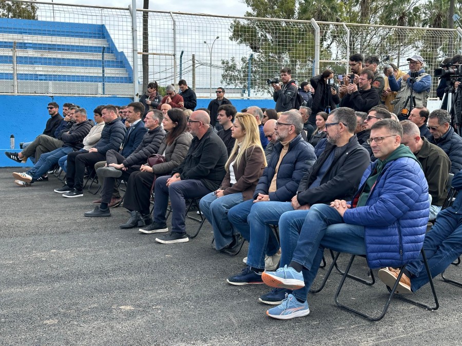 En el nuevo play&oacute;n de boxes se colocaron las sillas para las autoridades, con concejales, funcionarios tanto del gabinete municipal como del provincial, dirigentes y empresarios. (FOTO MARIO LIOTTA)