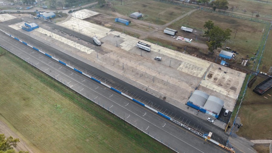 El amplio play&oacute;n de boxes que se inaugur&oacute; este s&aacute;bado en el Aut&oacute;dromo Ciudad de Rafaela junto a otras obras. (PRENSA AR)