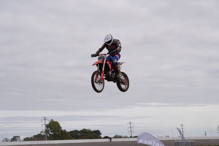 &iexcl;En el aire! Uno de los pilotos vuela en la nueva pista de motocross del Club Atl&eacute;tico de Rafaela. (PRENSA AR)