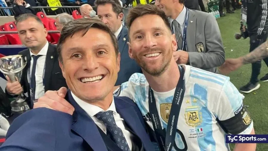 JAVIER ZANETTI JUNTO A LIONEL MESSI