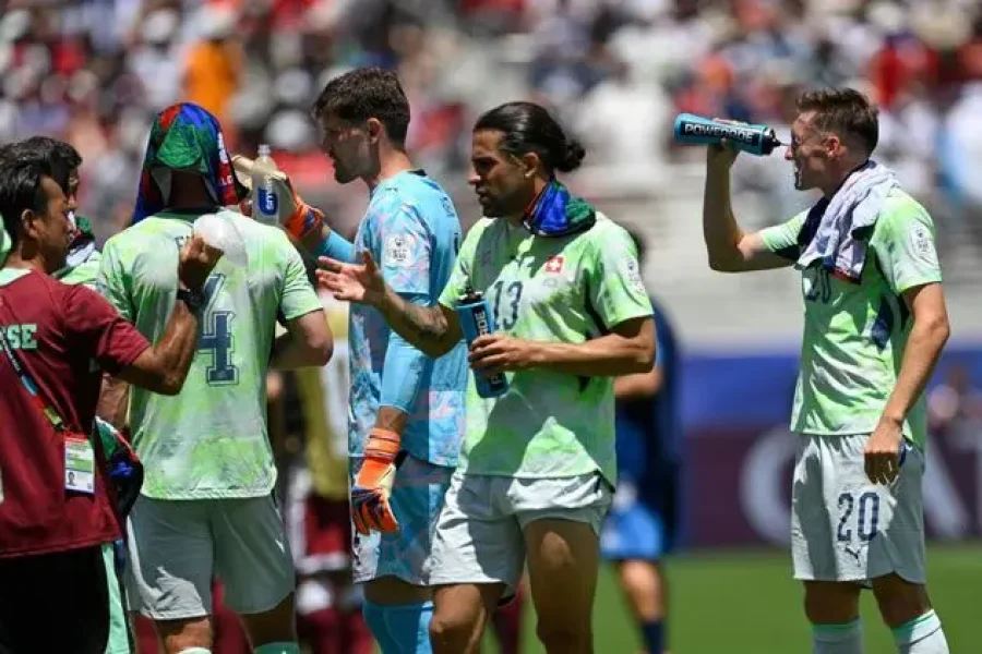 Pausa de hidrataci&oacute;n durante el partido entre Qatar y Suiza.