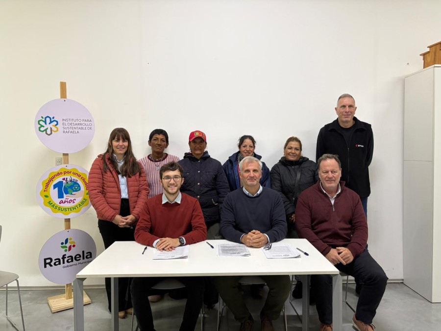 Tres empresas locales firmaron esta semana diversos convenios con el IDSR y las Cooperativas de Recicladores Urbanos.