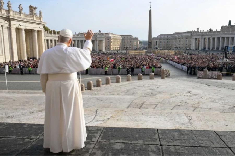 El Papa Le&oacute;n XIV saluda a los fieles y peregrinos congregados en la Plaza de San Pedro el 16 de noviembre de 2025, durante la celebraci&oacute;n del Jubileo de los Pobres.