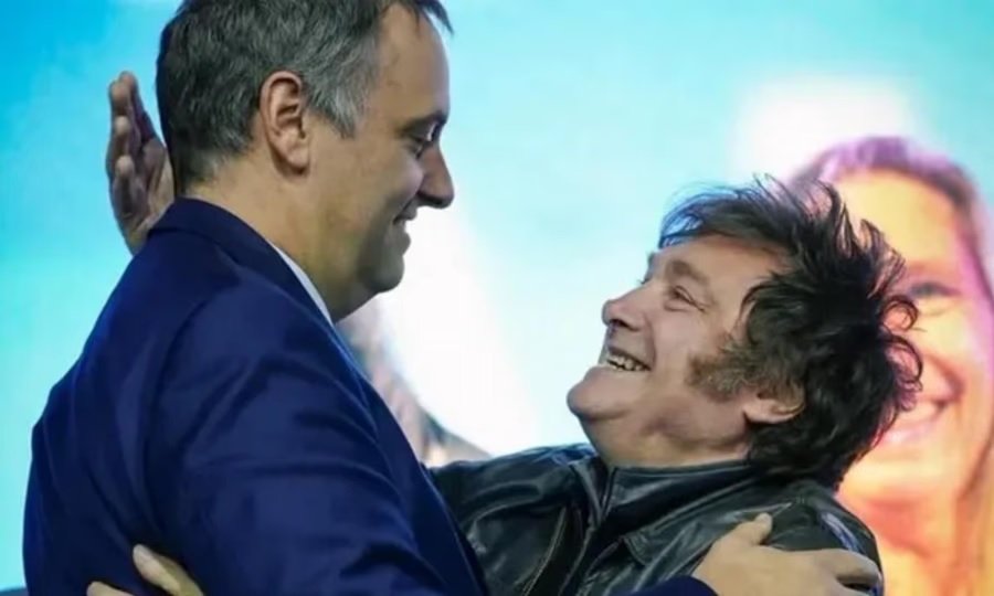 FUERTE APOYO. Milei volvi&oacute; a respaldar a Adorni tras la pol&eacute;mica por su declaraci&oacute;n jurada.