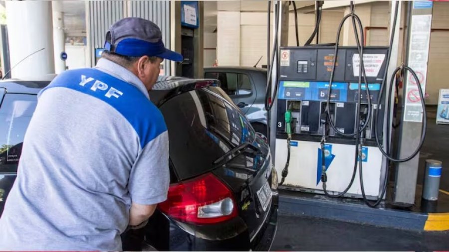 NAFTA CARA. Desde el inicio de la guerra en Medio Oriente, el litro de combustible en Argentina aument&oacute; m&aacute;s que en otros pa&iacute;ses productores de crudo de la regi&oacute;n.