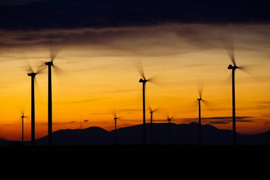 La energ&iacute;a e&oacute;lica es una fuente de energ&iacute;a renovable, limpia y sostenible que utiliza la fuerza y velocidad del viento para generar electricidad.