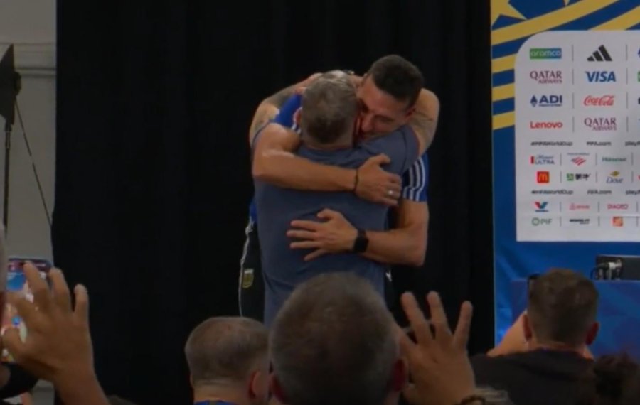 EL ABRAZO ENTRE SCALONI Y MART&Iacute;N PALERMO