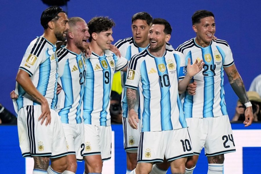 INOLVIDABLE. La actuaci&oacute;n de Messi deslumbr&oacute; en Kansas. Este es el festejo del segundo gol con sus compa&ntilde;eros.