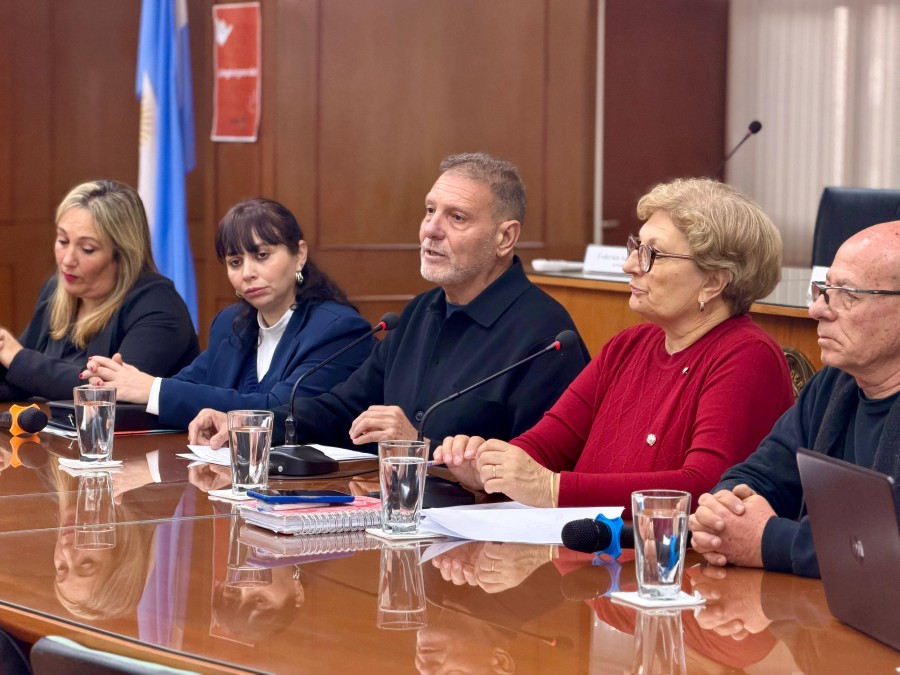 Dar&iacute;o Cocco, secretario General del SEOM, encabez&oacute; la delegaci&oacute;n sindical que se reuni&oacute; con el Concejo. (FOTO PRENSA CONCEJO)